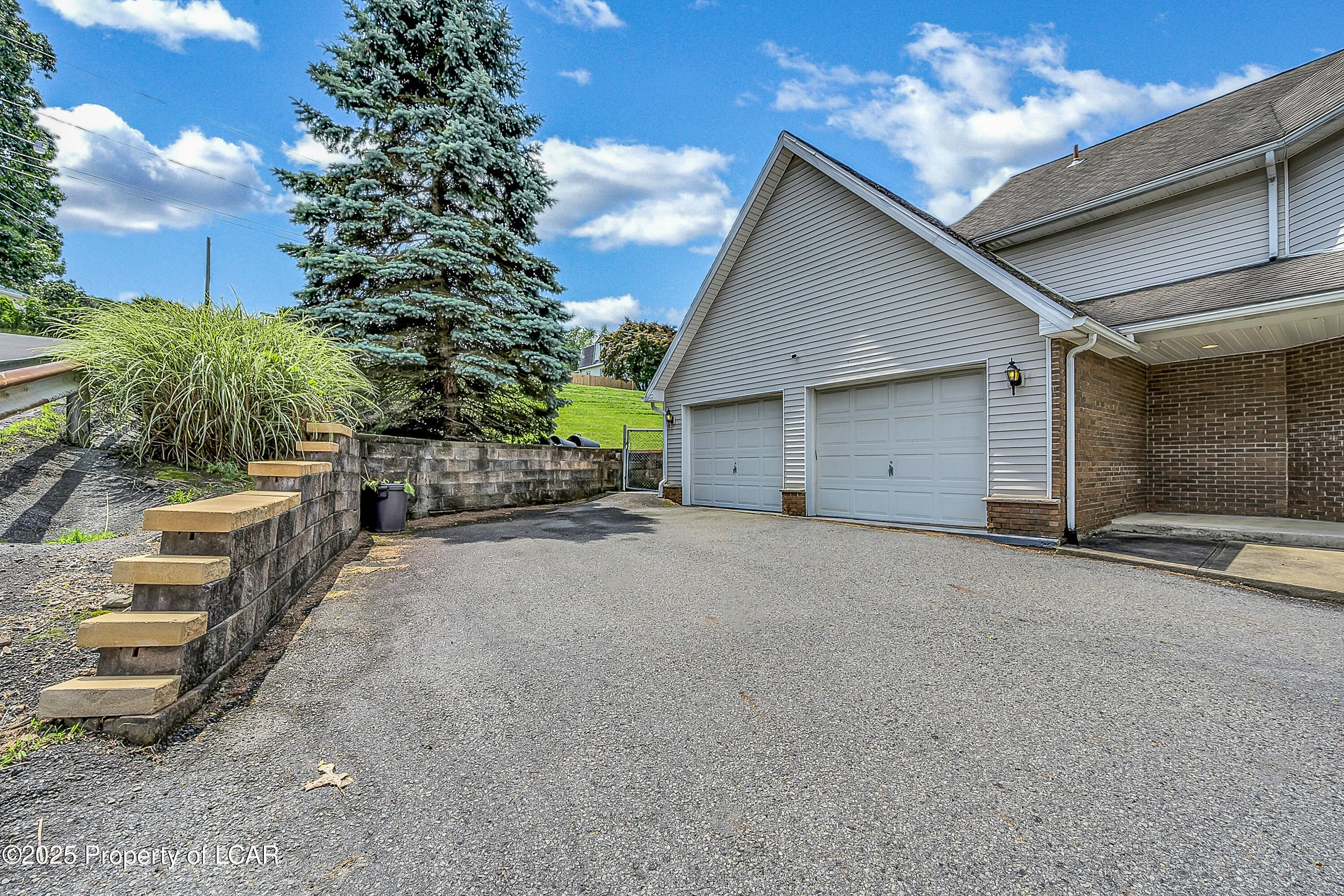 241 Oak Street, Sugar Notch, PA 18706, 3 Bedrooms Bedrooms, 8 Rooms Rooms,3 BathroomsBathrooms,Residential,For Sale,Oak,25-3259