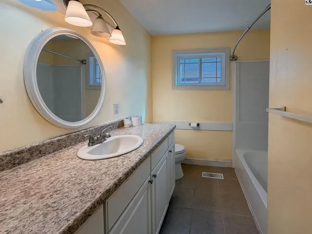 Main floor full bathroom