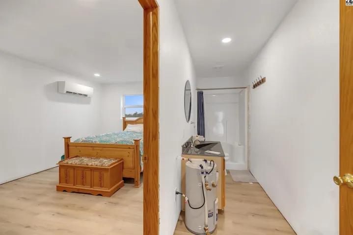 Shop living quarters and full bath