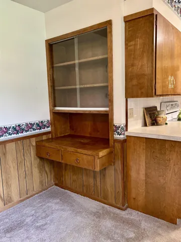 China, cookbook collection, or tidy home office, this unit is ready to work for you.
