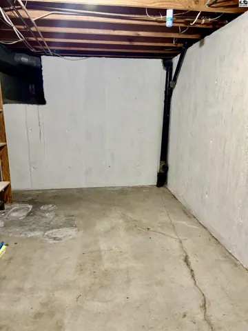 Storage area in basement w/access to crawl space under mud room & 3/4 bath.