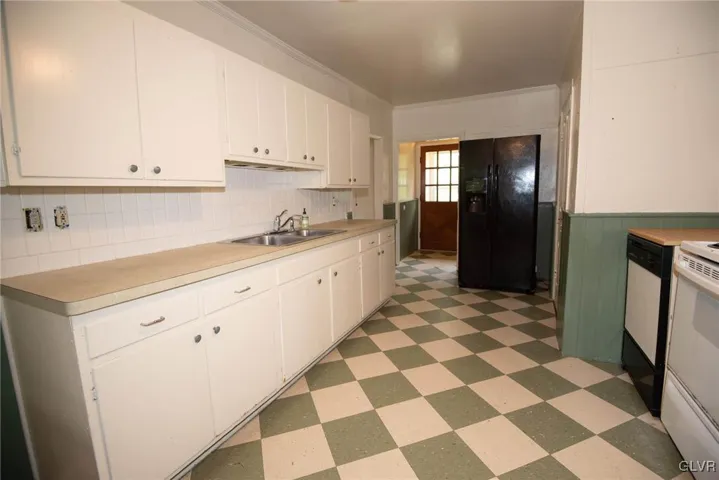 Spacious Eat in Kitchen