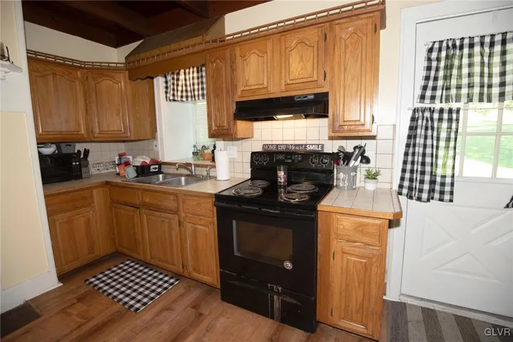 Unit 6241 Modern eat in kitchen