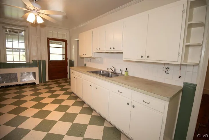 Spacious Eat in Kitchen