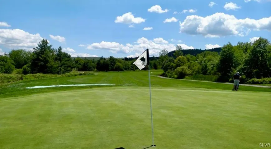 15 mins from Blue Shamrock Golf Course