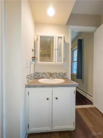 1st Floor Full Bathroom
