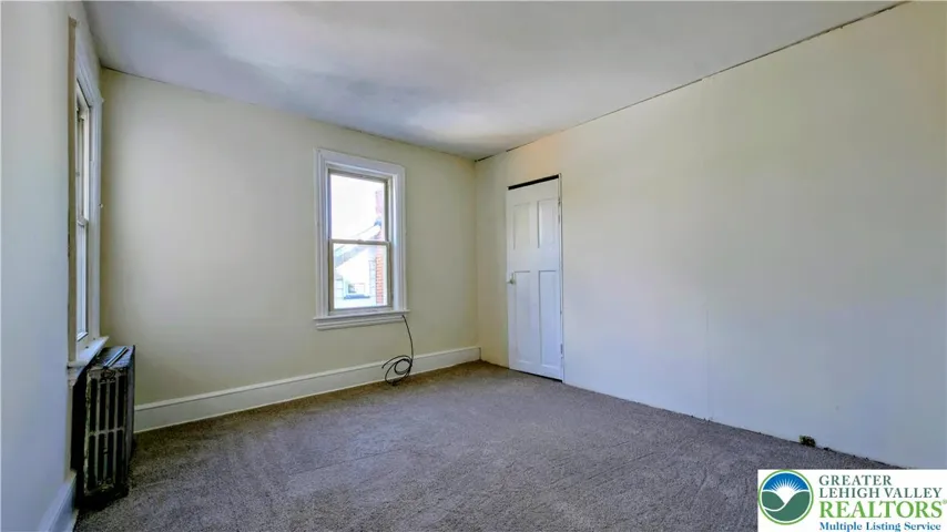 Middle bedroom