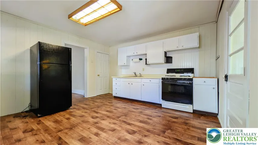 Large open eat in kitchen