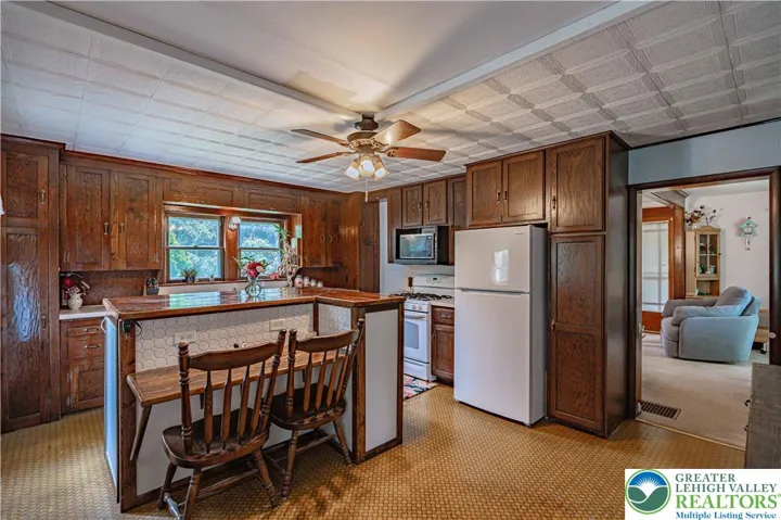 Kitchen with breakfast bar