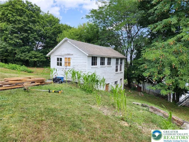 Shed in rear of lot