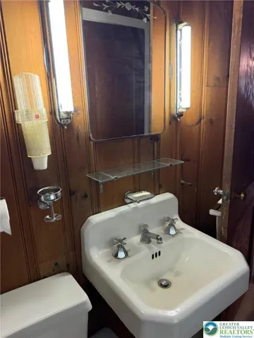 Bathroom sink