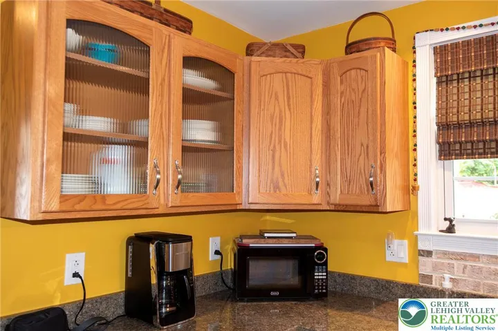 Design detail:  Ribbed glass fronts in some upper cabinets.