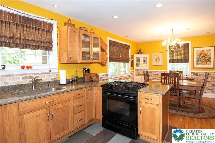 SS sink. Open layout - great for entertaining.