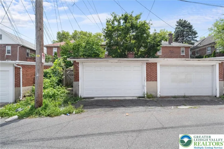 1 car garage (left)