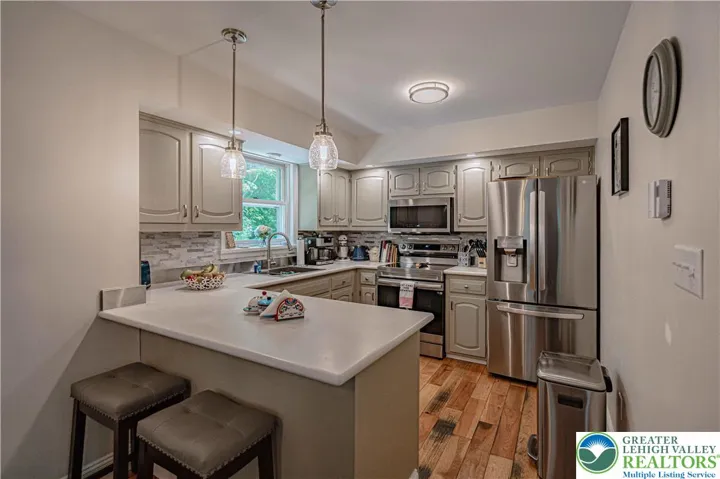 Kitchen with breakfast bar