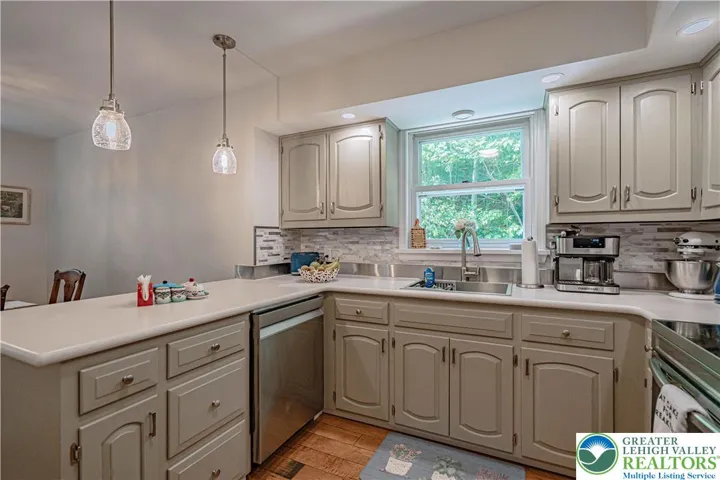 Kitchen with breakfast bar