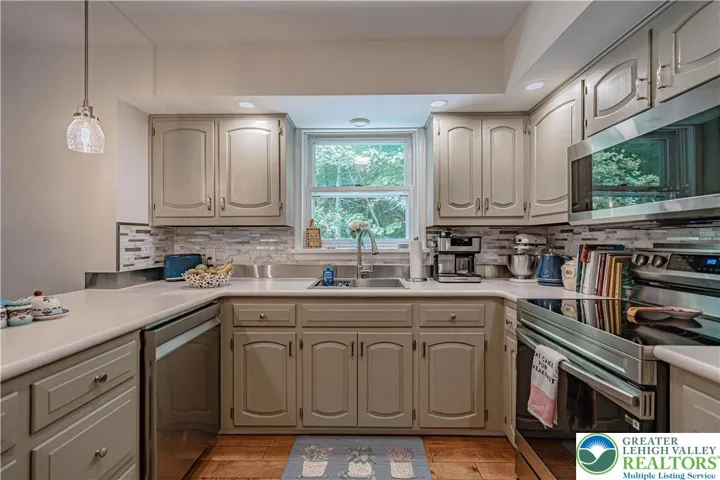 Kitchen with breakfast bar