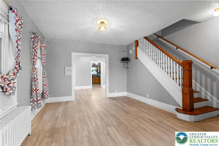 EXTRA LIVING SPACE/ MIDDLE ROOM-LEVEL 1