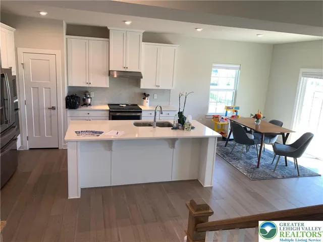 Upgraded kitchen with 42" cabinets and quartz countertops