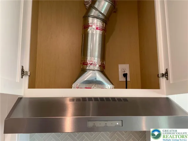 Range hood vented out, soft close hinges