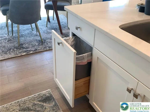 Pull out rubbish bin