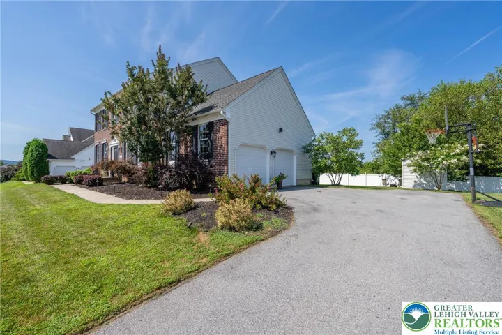 Large driveway for additional parking