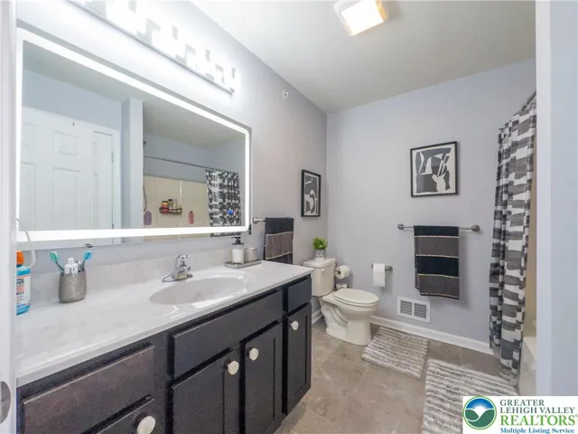 2nd floor full bathroom