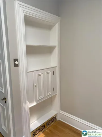 DR w/built in cabinet
