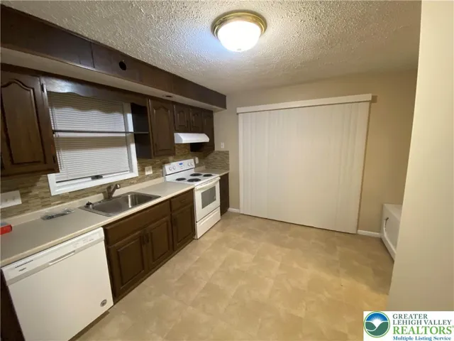 Kitchen w/Sliders to deck