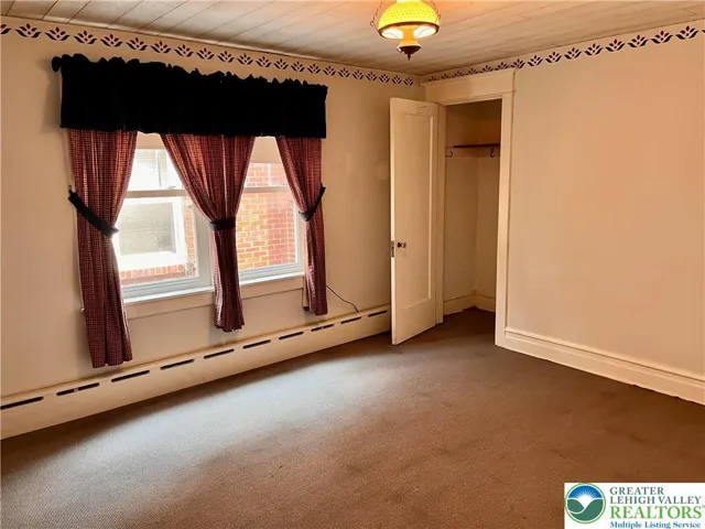 Middle bedroom