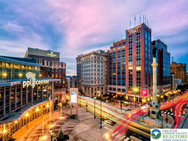 Thriving Downtown - 20 minute walk