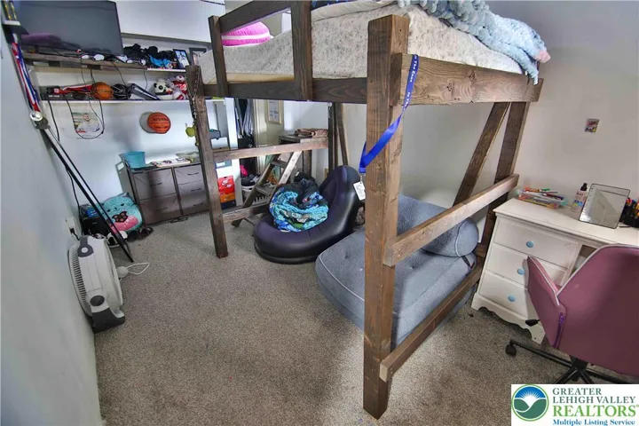 Middle bedroom