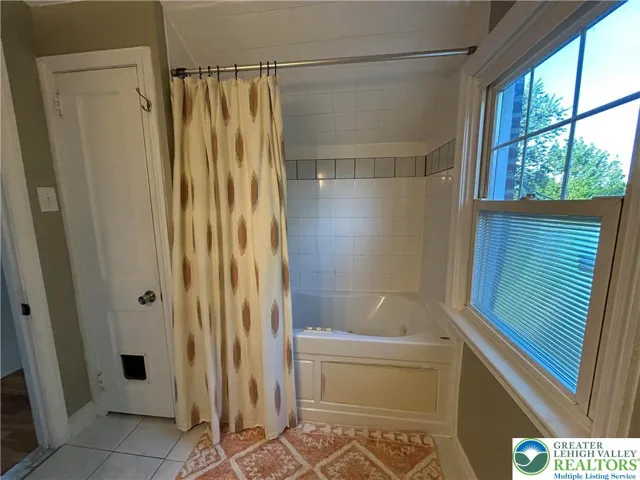 Full bathroom 10 x 10