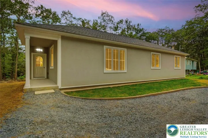 113 Acorn Ln At Dusk!