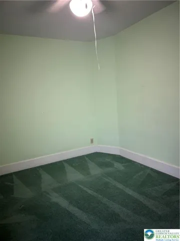 Middle bedroom