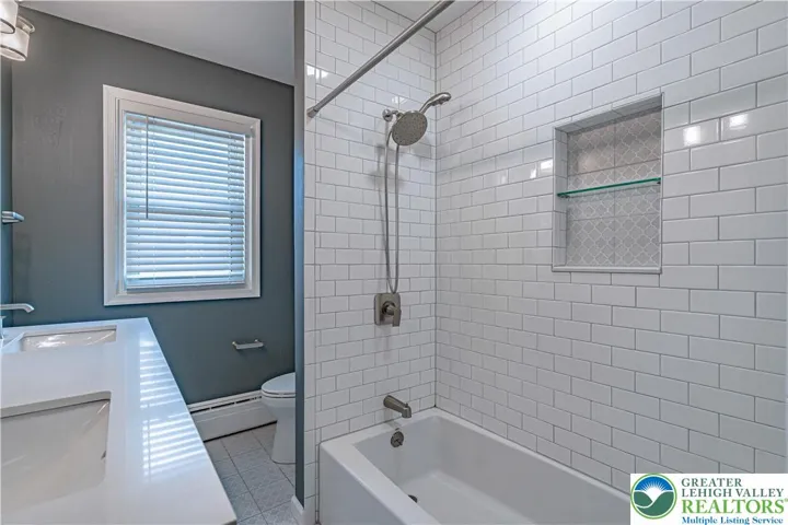 Modern main full bathroom