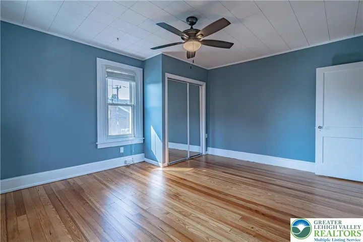 Large 3rd BR facing the backyard