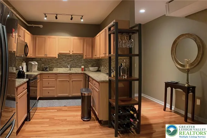 Kitchen/Foyer