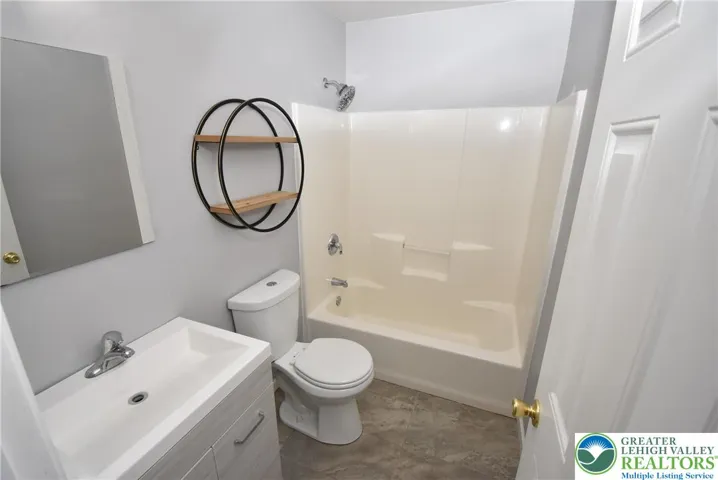 2nd Floor Full Bathroom
