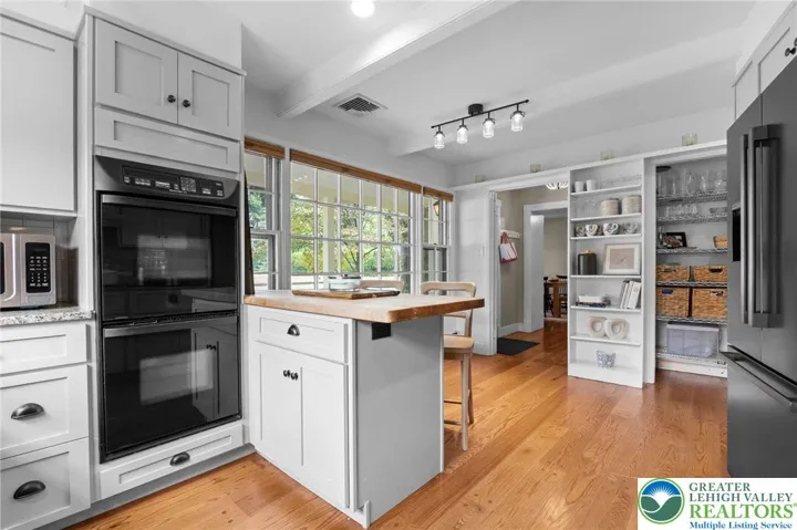 Bright, modern kitchen.