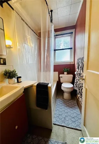 Full bath, tub w/ shower