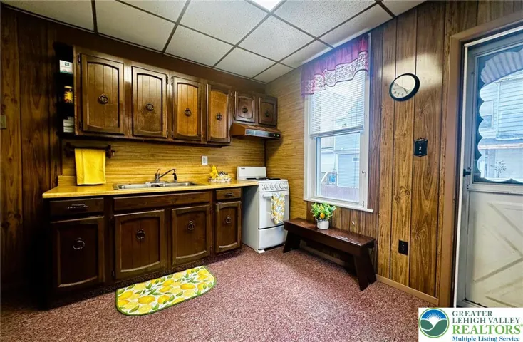 Bright & sunny eat-in kitchen