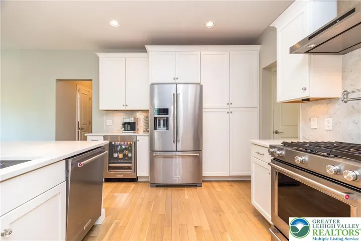 Refrigerator and beverage refrigerator stay