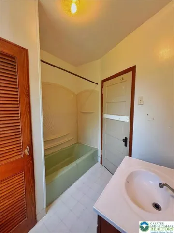 2nd floor full bath