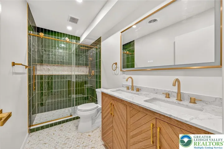 Master Bath with lighted infinity niche