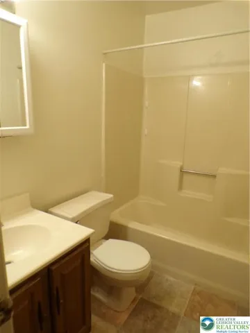 2nd floor full bathroom