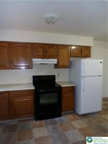 Kitchen stove & refrigerator