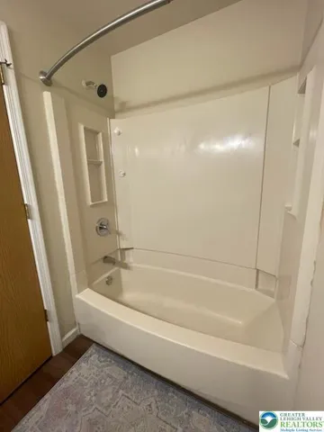 3rd Floor Full Bath