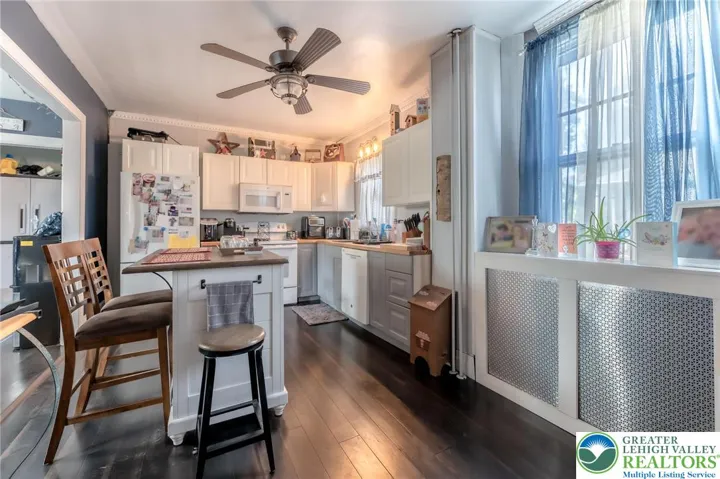 Kitchen w/ Center Island