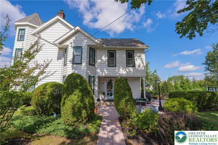 Enter the home from the side on E Union St